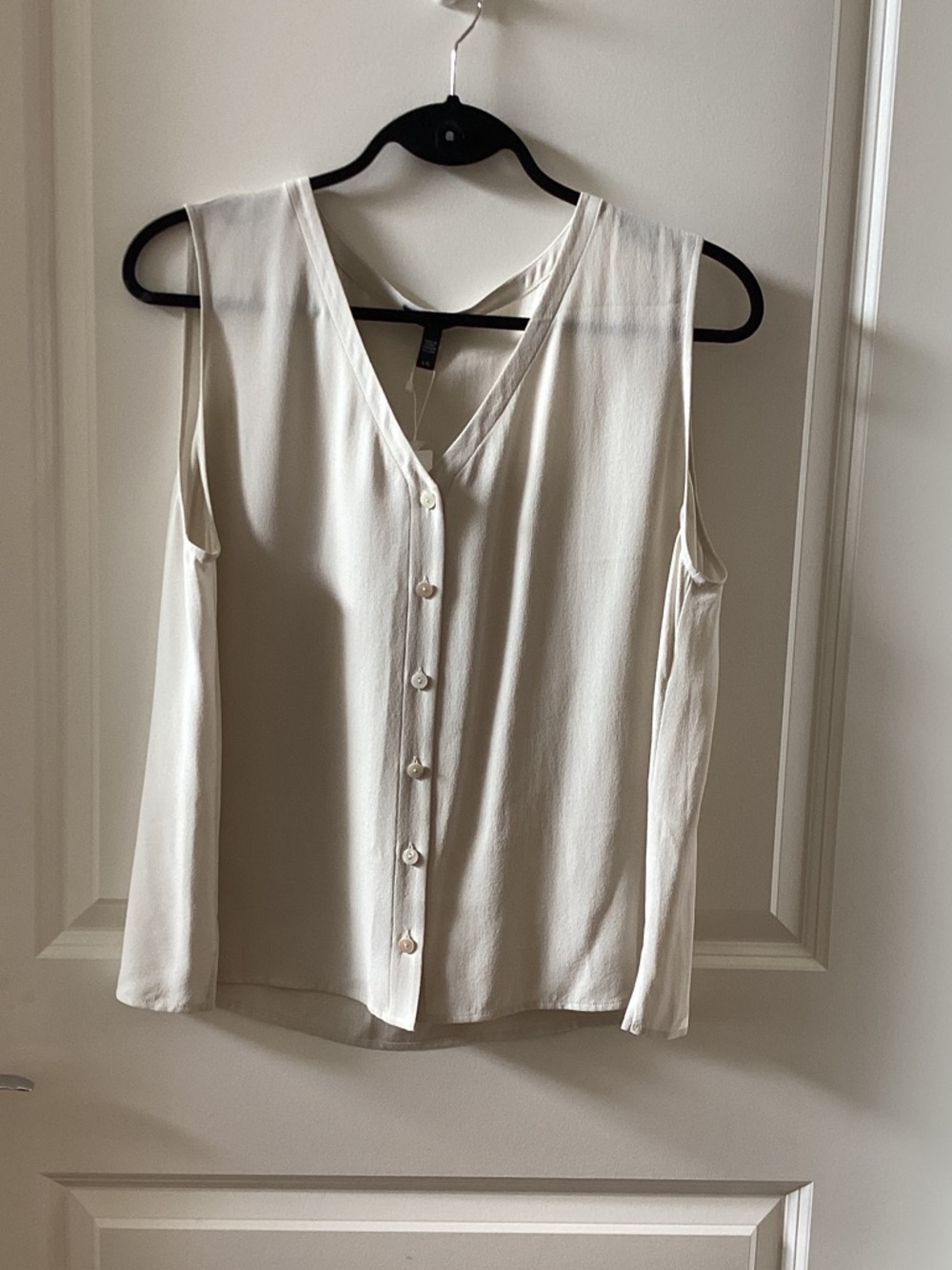 Eileen Fisher Ivory Sleeveless V-Neck Button Front Blouse